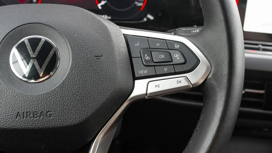 VOLKSWAGEN Golf -