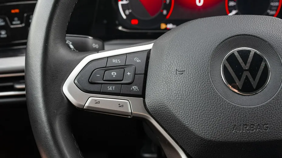 VOLKSWAGEN Golf -