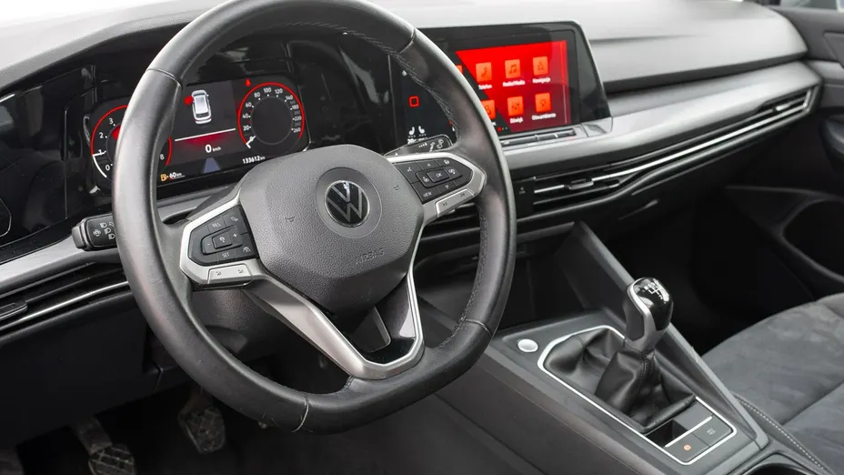 VOLKSWAGEN Golf -