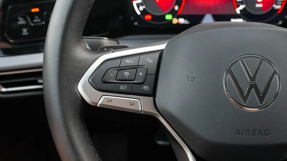 VOLKSWAGEN Golf -