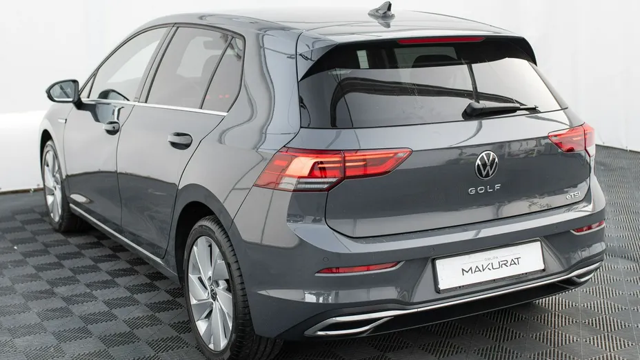 VOLKSWAGEN Golf -