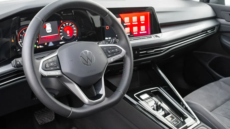 VOLKSWAGEN Golf -