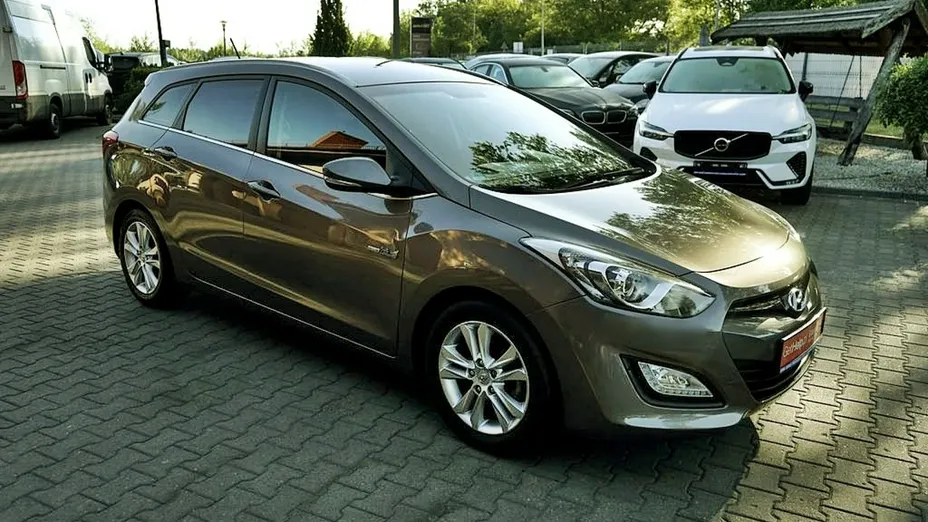HYUNDAI i30 -