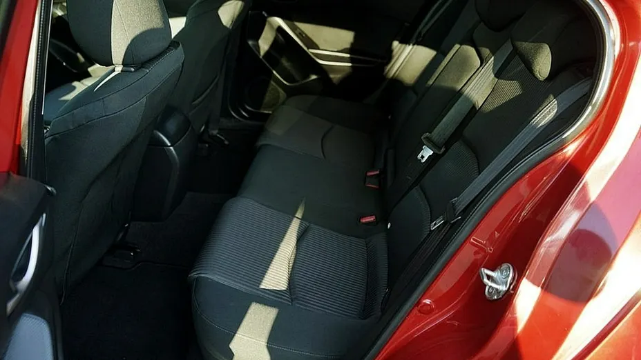 MAZDA 3 -