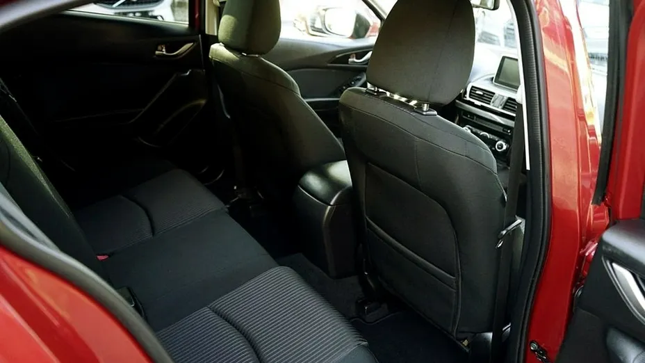 MAZDA 3 -