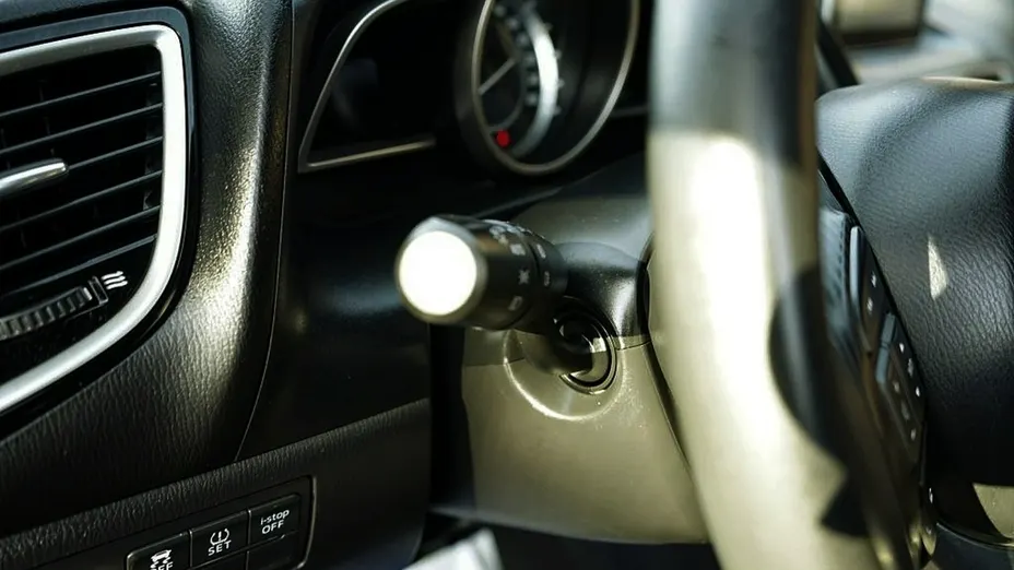 MAZDA 3 -