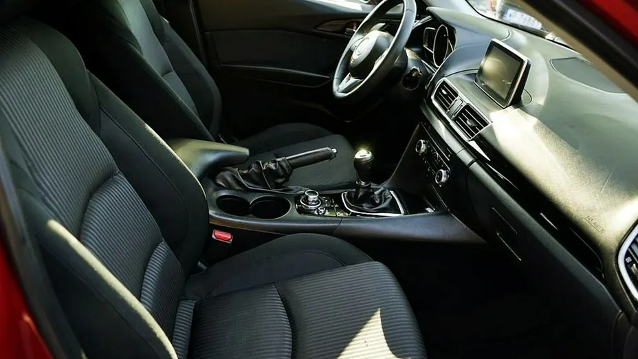 MAZDA 3 -