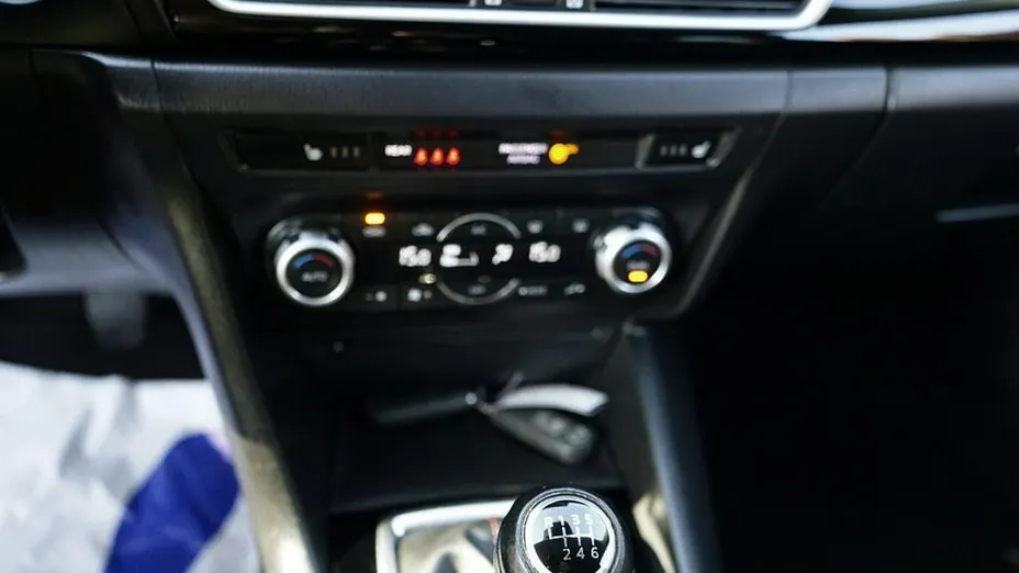 MAZDA 3 -