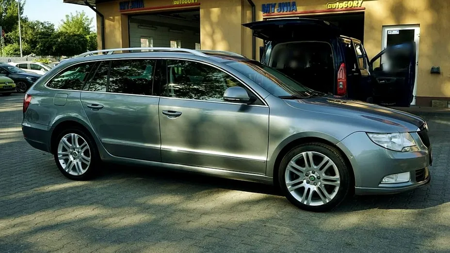 SKODA Superb -