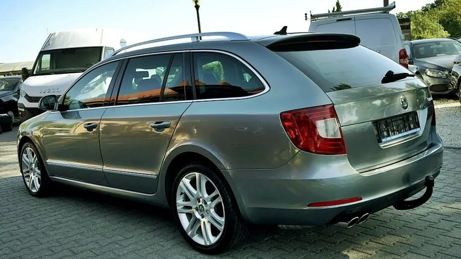 SKODA Superb -