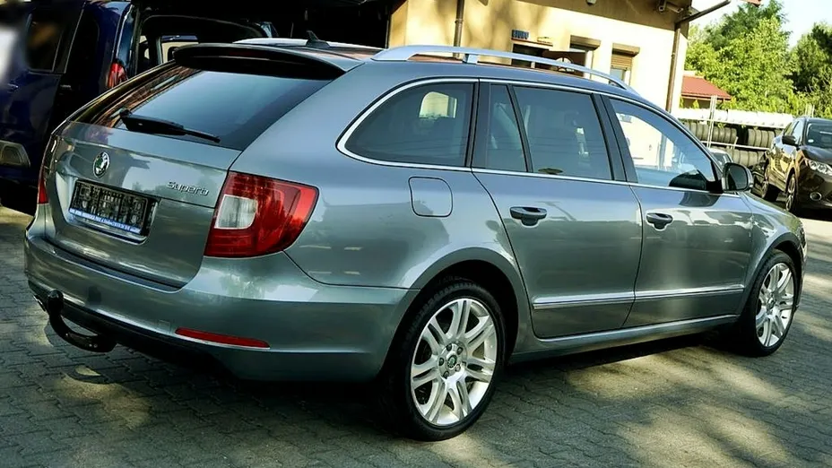 SKODA Superb -