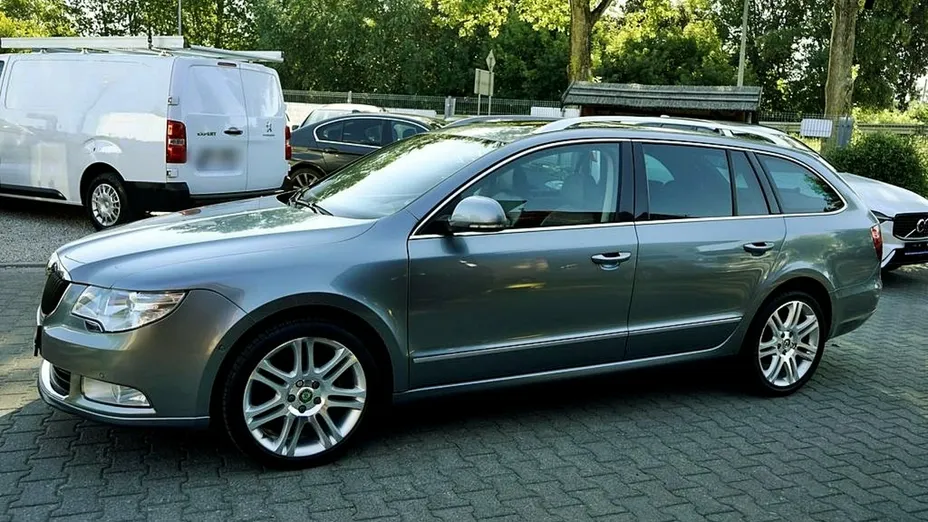 SKODA Superb -