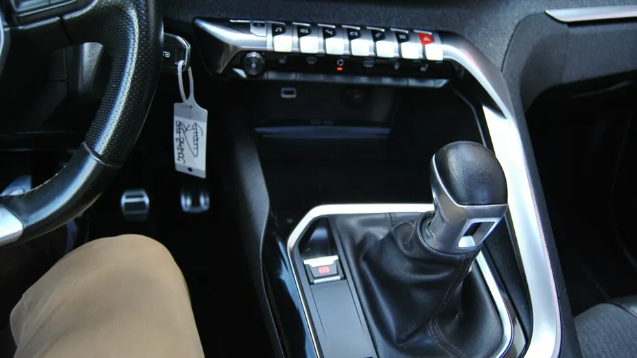 PEUGEOT 3008 -