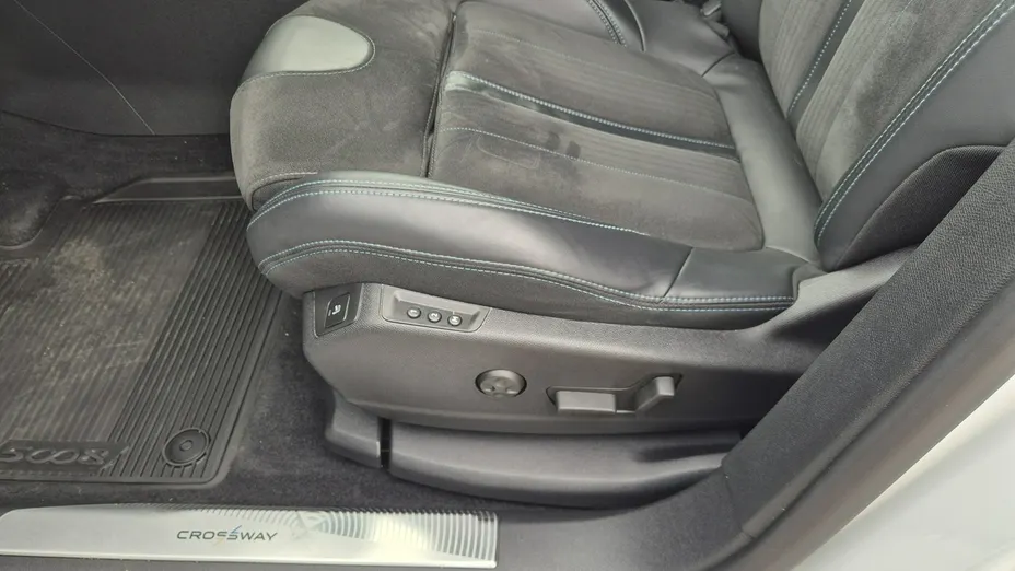 PEUGEOT 5008 -