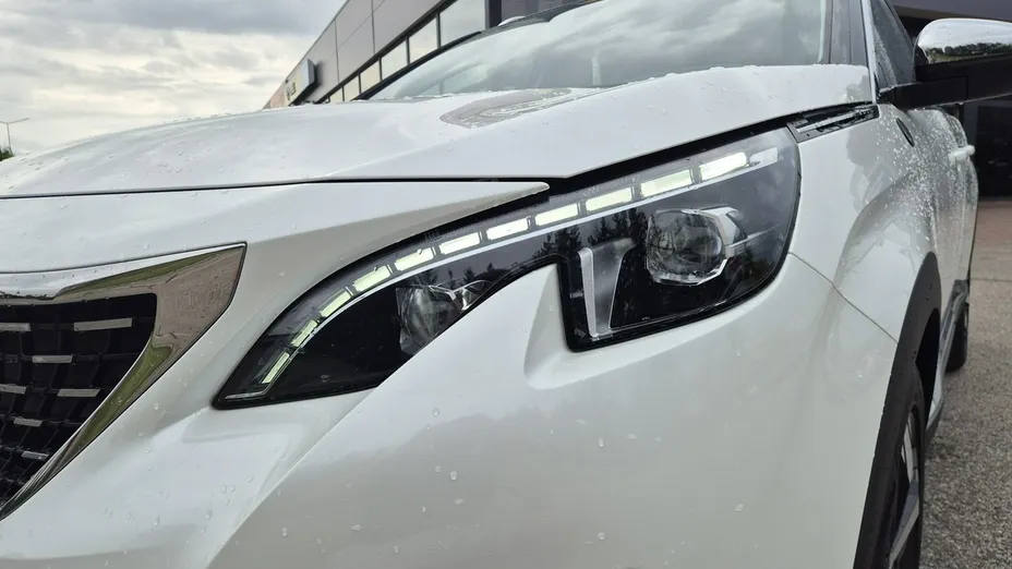 PEUGEOT 5008 -