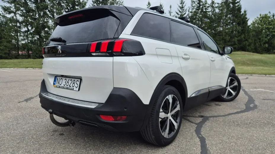 PEUGEOT 5008 -