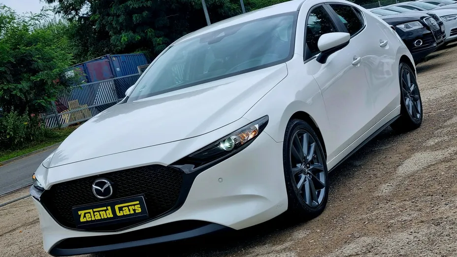 MAZDA 3 -