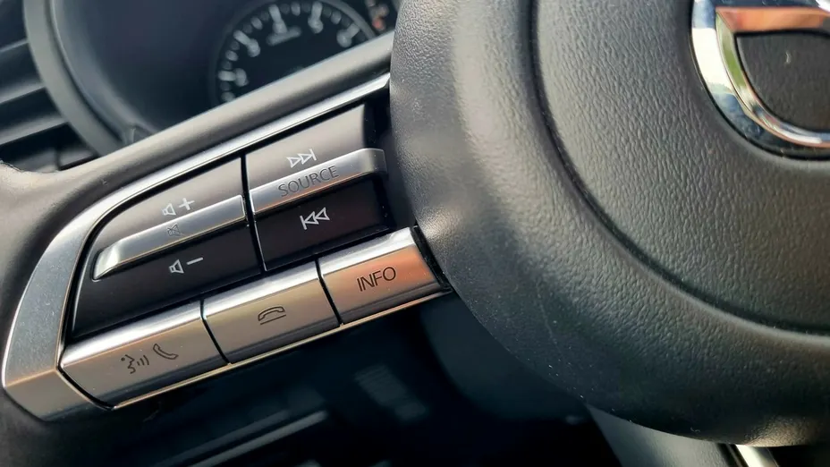MAZDA 3 -