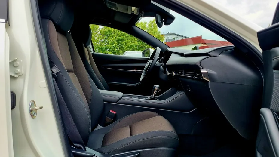 MAZDA 3 -