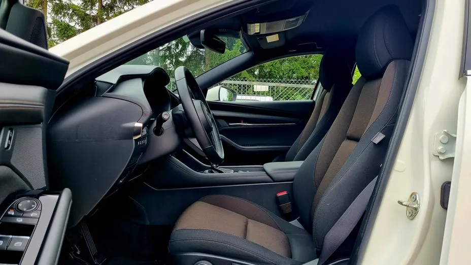 MAZDA 3 -