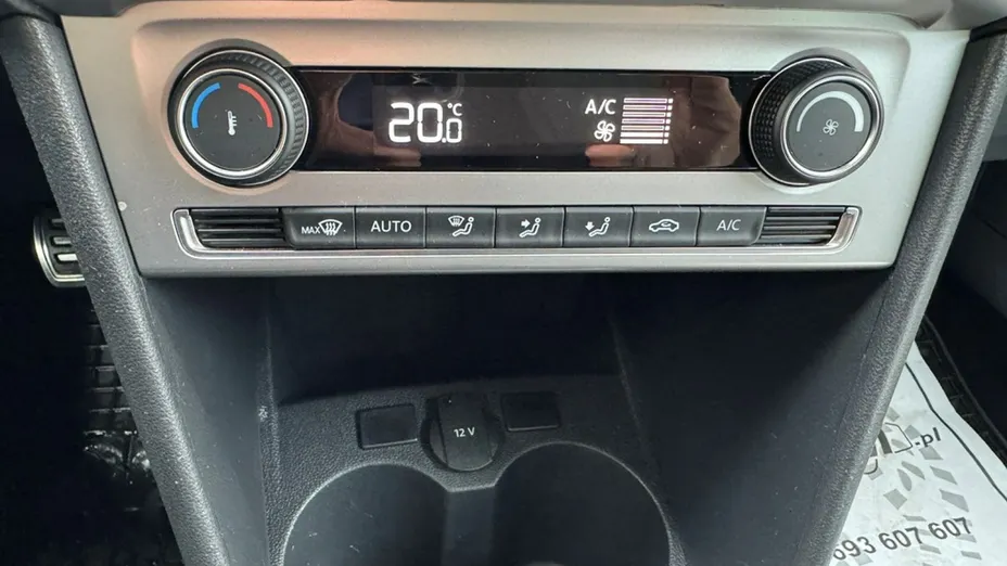 VOLKSWAGEN Polo -
