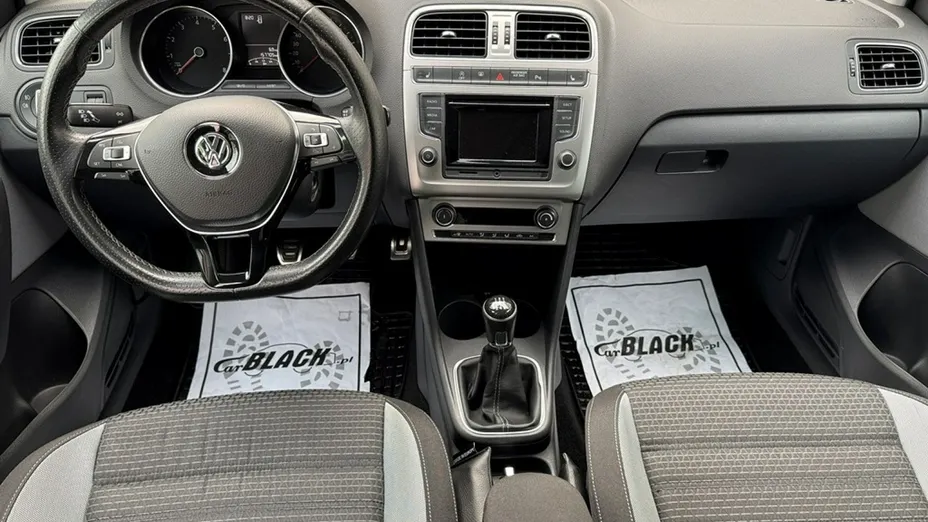 VOLKSWAGEN Polo -