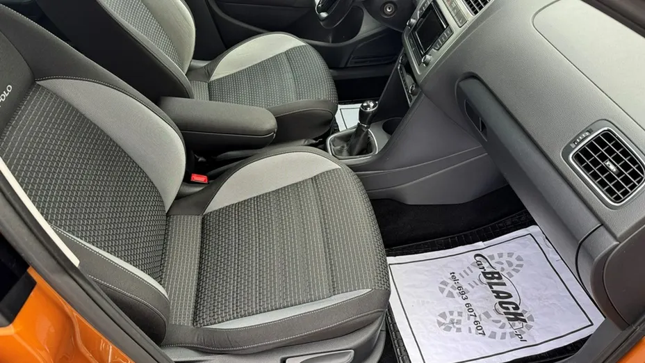 VOLKSWAGEN Polo -