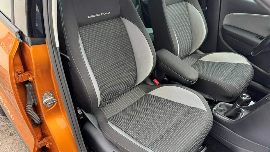 VOLKSWAGEN Polo -