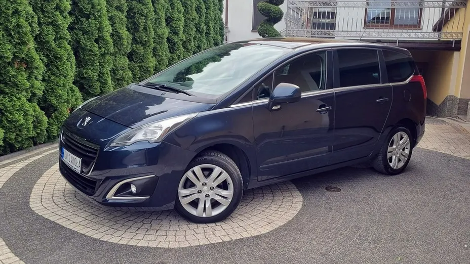 PEUGEOT 5008 -