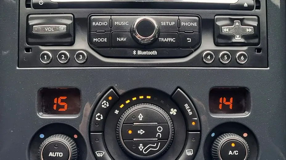 PEUGEOT 5008 -