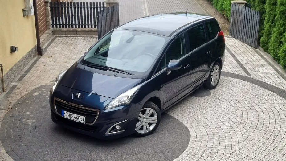 PEUGEOT 5008 -