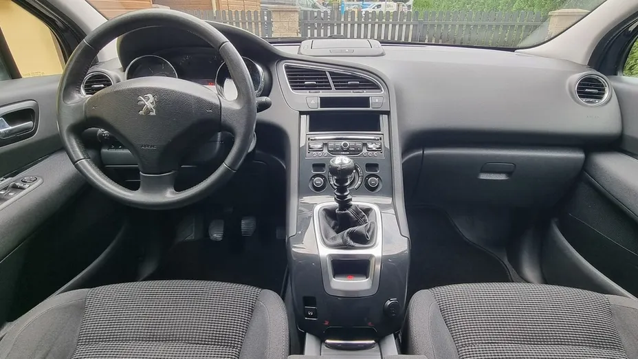 PEUGEOT 5008 -