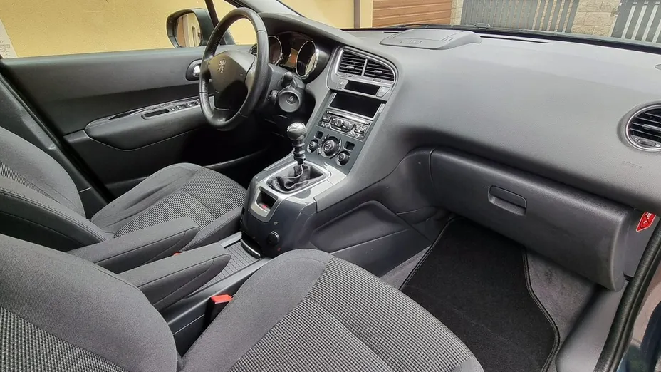 PEUGEOT 5008 -
