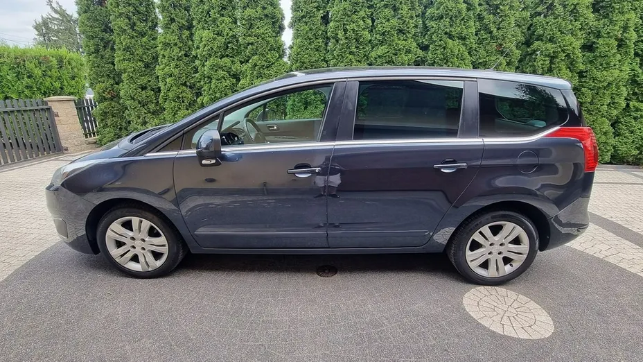 PEUGEOT 5008 -