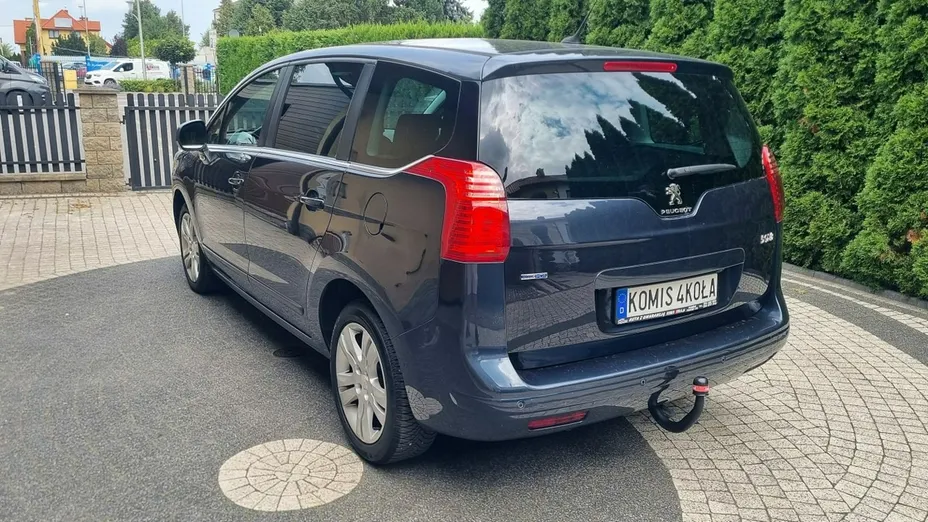 PEUGEOT 5008 -