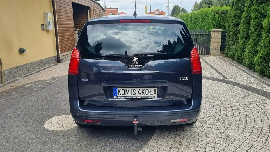 PEUGEOT 5008 -