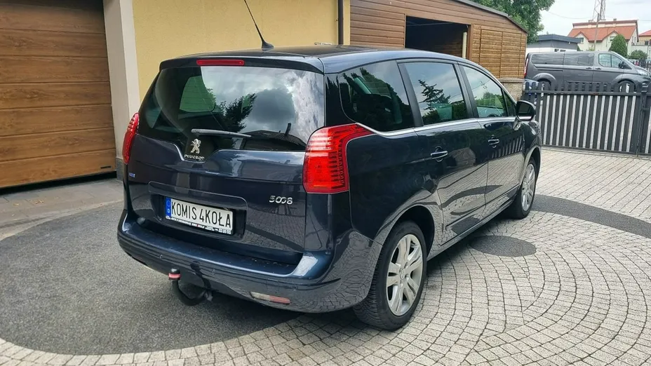 PEUGEOT 5008 -