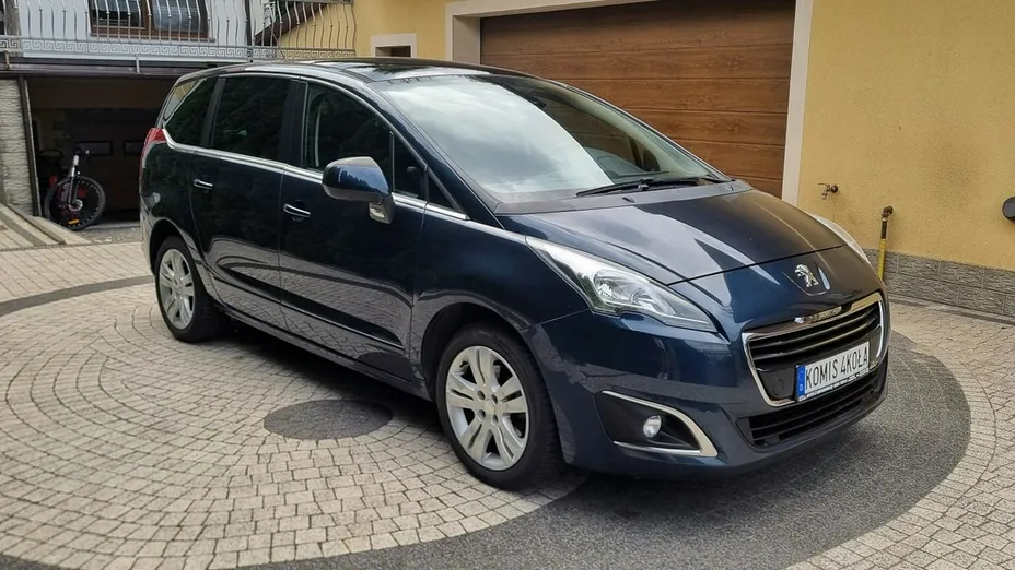 PEUGEOT 5008 -