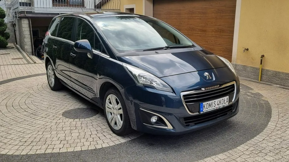 PEUGEOT 5008 -