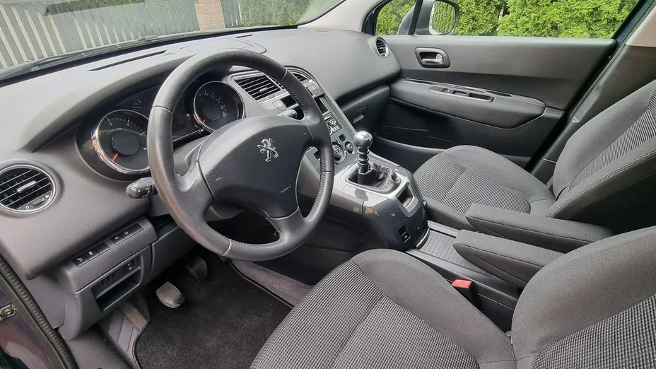 PEUGEOT 5008 -