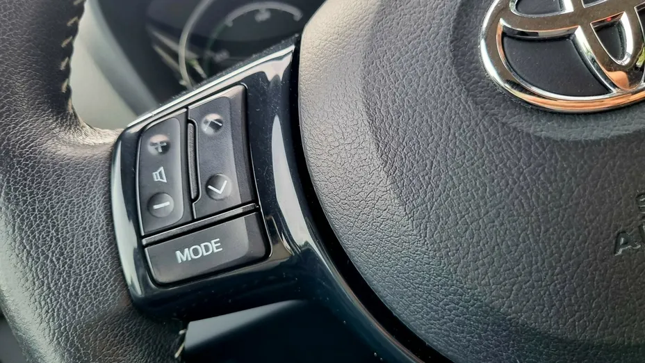 TOYOTA Yaris -