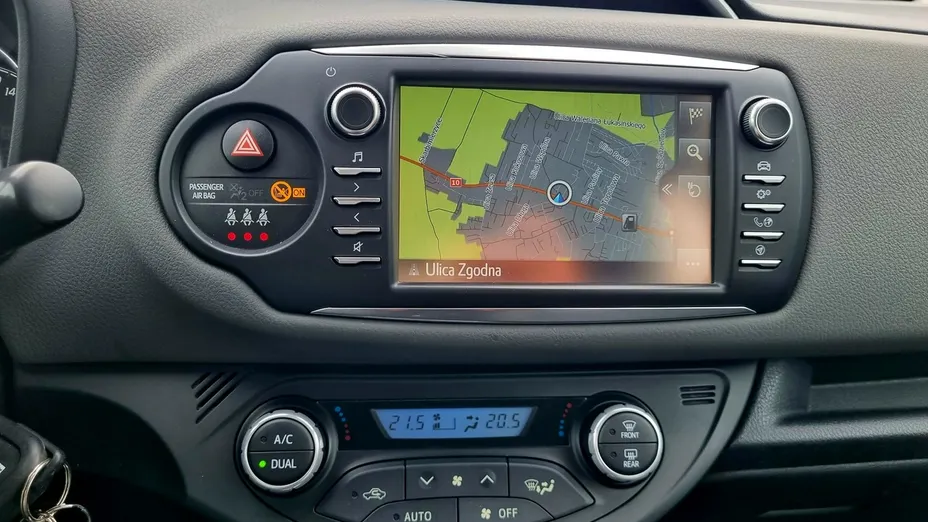 TOYOTA Yaris -