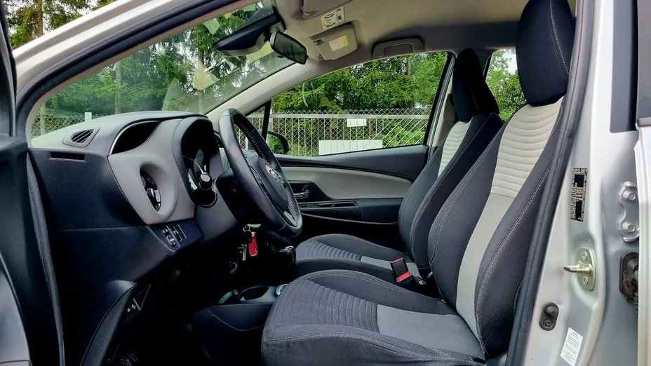 TOYOTA Yaris -