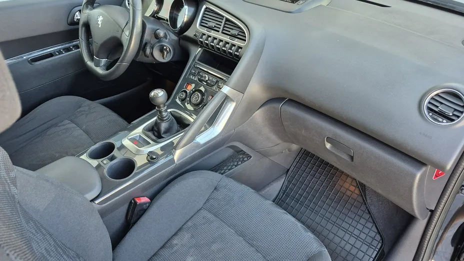 PEUGEOT 3008 -