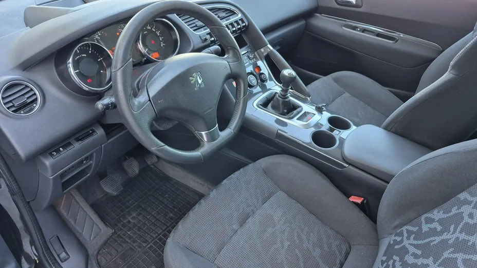 PEUGEOT 3008 -