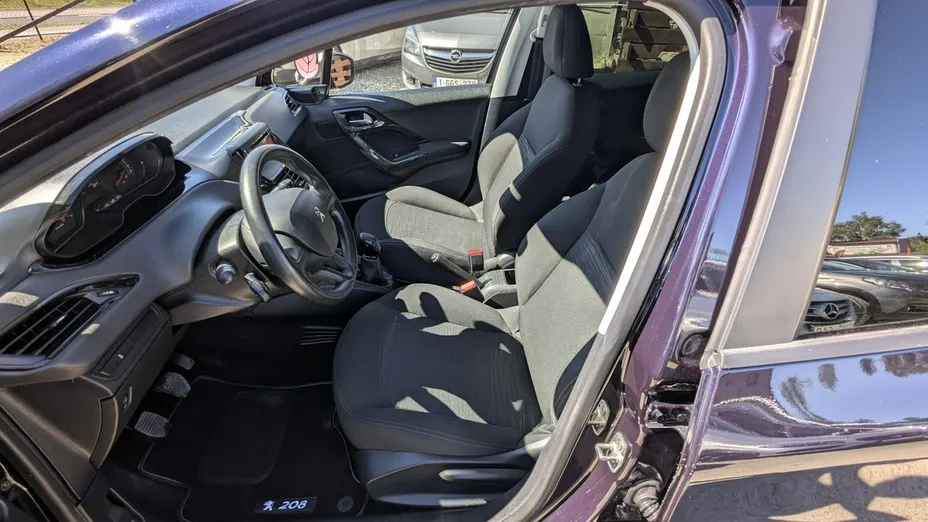 PEUGEOT 208 -