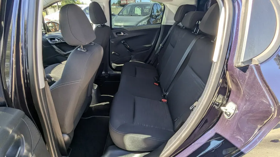PEUGEOT 208 -