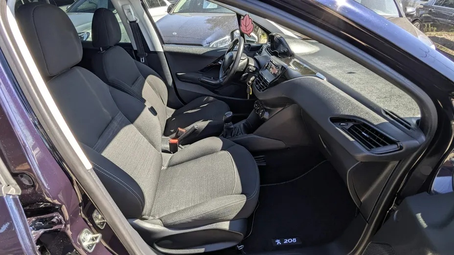 PEUGEOT 208 -