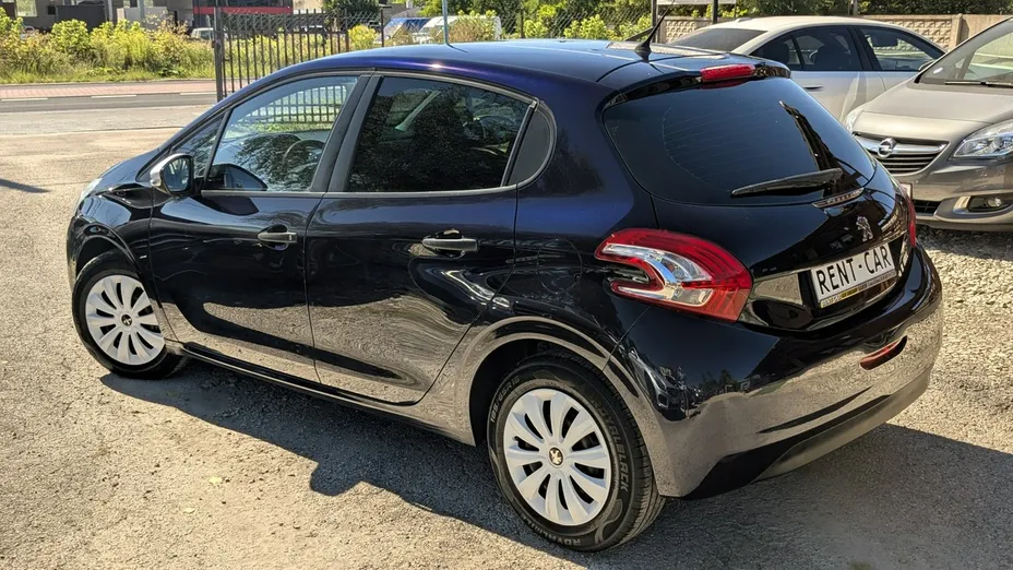PEUGEOT 208 -