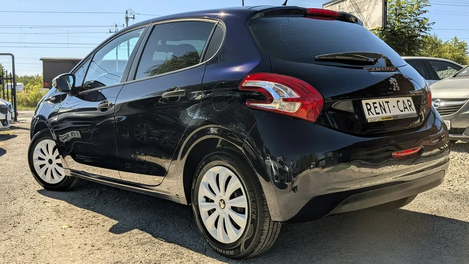 PEUGEOT 208 -